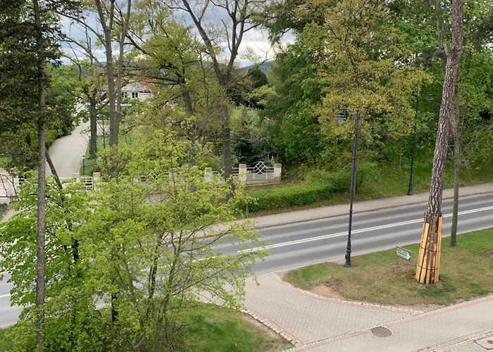 Astor - Sloneczny 스자브노-즈드로이